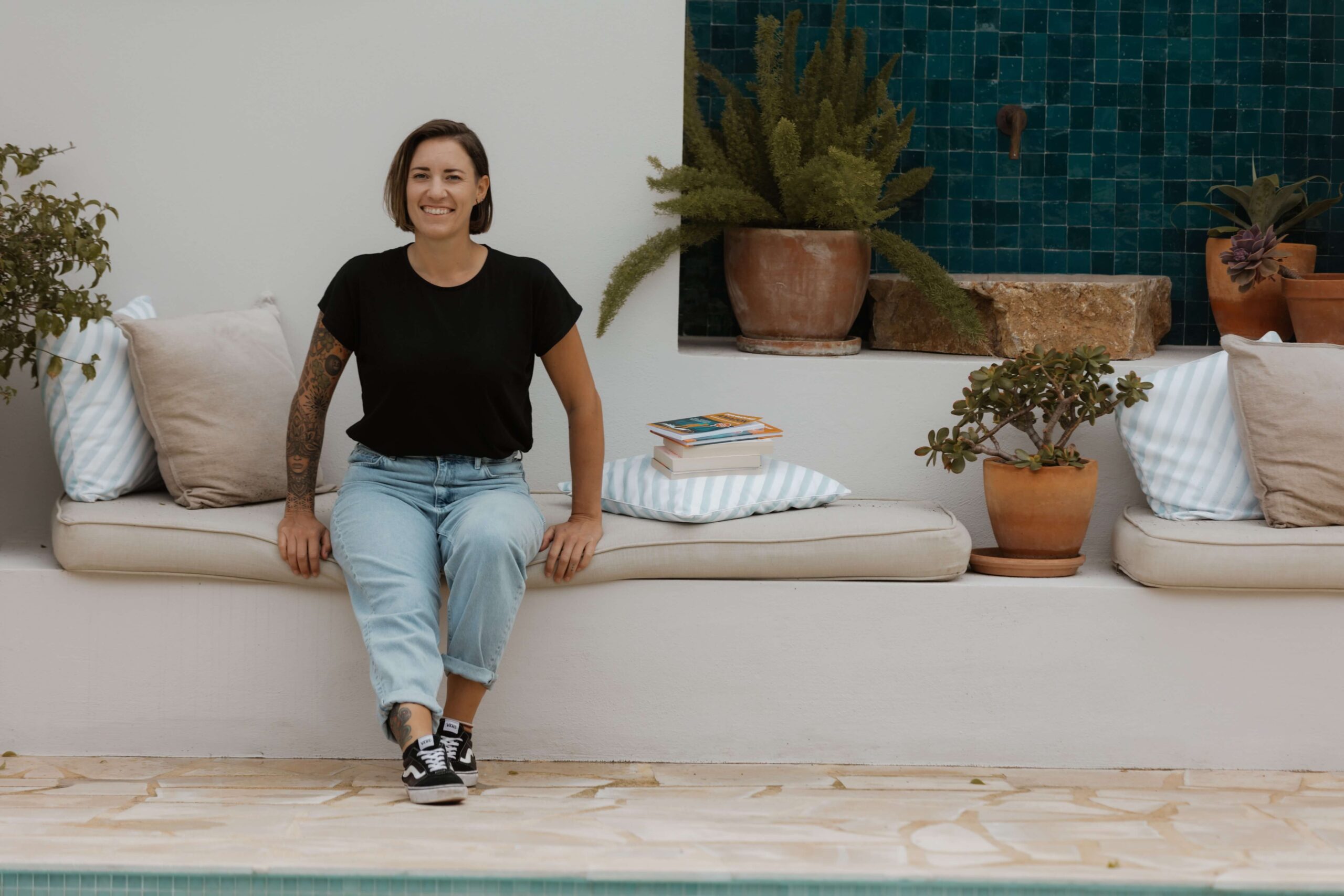 Heike Paschke Amazon und Buch-Launch Expertin sitzt auf einem Sofa mit einem Buchstapel 
